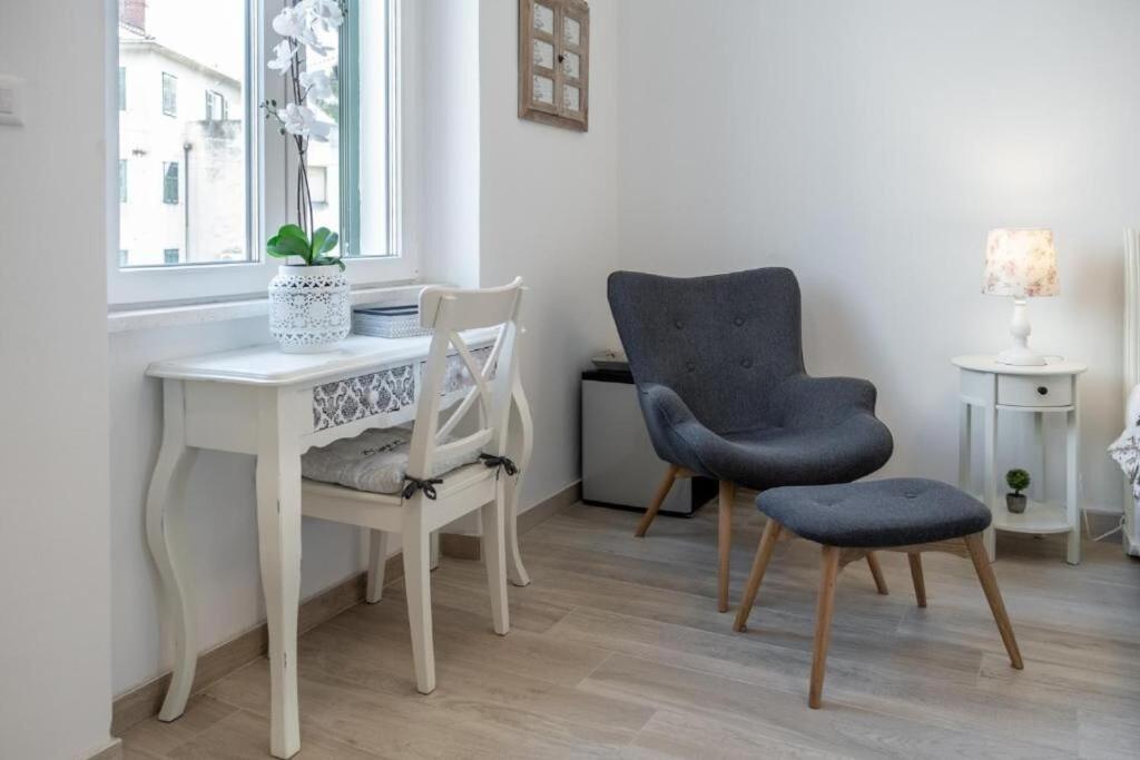 Apartments And Room Poesia Split Exterior foto