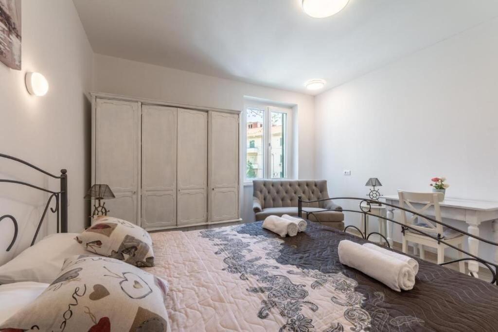 Apartments And Room Poesia Split Exterior foto