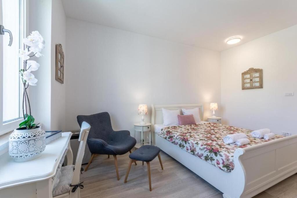 Apartments And Room Poesia Split Exterior foto